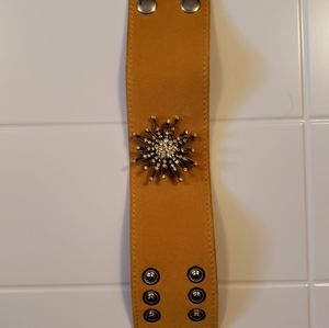 Leather jewelery cuff